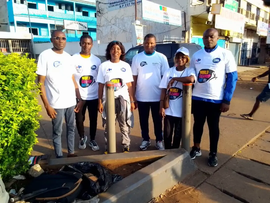 Des participants en tee-shirts ARDTTEMP réunis pendant une activité de terrain.